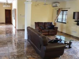 ROYAL APARTMENT, 2 BEDROOMS, MASTER EN-SUITE, LARGE LIVING ROOM, HOT WATER, AIR CONDITION, WIFI, BALCONY, GARDEN, SEPARATE KITCHEN, LARGE COMPOUND, CHILDREN PLAY AREA, 20 MINUTES AIRPORT, GROUND FLOOR, 24 hr SECURITY, NORTH LEGON, ACCRA，位于阿克拉的公寓