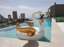 Villa Nirvana - Luxury Villa with Heated Pool，位于帕莱索海滩的度假屋