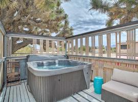 Yucca Valley Oasis with Hot Tub, Near Joshua Tree!，位于丝兰谷海迪瑟特自然博物馆附近的酒店