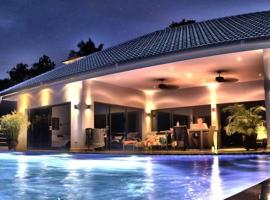 3 bedrooms villa at Tambon Mae Nam 500 m away from the beach with sea view private pool and furnished terrace，位于班邦宝的酒店