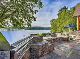 Stunning Vermont Cabin with Private Lake Access，位于Poultney的酒店