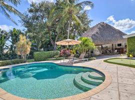 Poolside Paradise with Tropical Hut in Palm Beach，位于棕榈滩花园的酒店