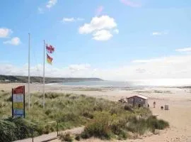 Cosy coastal home - 5 mins walk from the beach