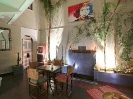 维拉罗赫迪亚曼特摩洛哥传统庭院住宅，位于马拉喀什的海滩酒店