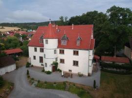 Schloß Roßdorf Ferienwohnungen & Camping，位于Roßdorf的带停车场的酒店