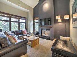 Modern Mammoth Lakes Condo Ski, Hike, and More!，位于马姆莫斯湖的高尔夫酒店