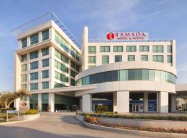 Ramada Hotel & Suites by Wyndham Izmir Kemalpasa，位于Kemalpaşa的酒店