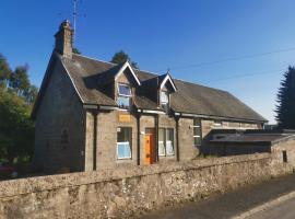 Dalwhinnie Old School Hostel，位于达尔威尼的酒店