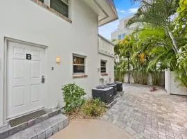 Walk to Beach, Updated Condo, Private Patio and Grill