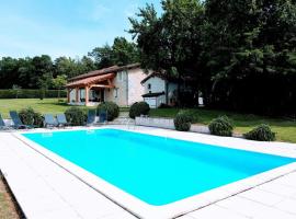 Holiday home with pool in Verteillac，位于Verteillac的度假屋