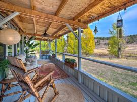 John Day Lakehouse w/ a Great Outdoor Space!，位于约翰迪的酒店