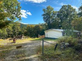 Port Jervis Home about 8 Acres with Mountain View!，位于杰维斯港的酒店