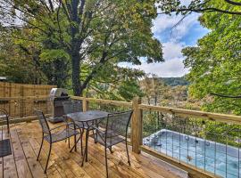 Hilltop Hideaway with Scenic Views and Hot Tub!，位于西杰斐逊的酒店