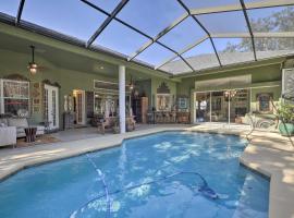 Luxurious Home with Private Pool and Lanai Near Tampa!，位于Odessa的带泳池的酒店