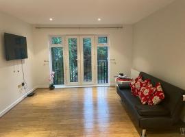 Luxurious & Cosy Apartment in Surrey，位于威布里治的酒店