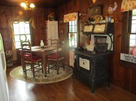 Cabin retreat just off I-77, wonderful experience for 2!，位于普林斯顿的酒店