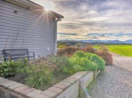 Unique Blue Ridge Haven, 12 Mi to Asheville!，位于Leicester的酒店
