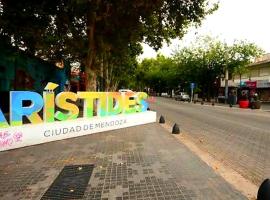 Apartamento en calle Arístides zona restaurantes y bares en capital Mendoza，位于门多萨的酒店