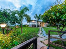 SaffronStays Le Soil, Igatpuri - pet-friendly villa with viewing deck for panoramic views，位于伊加特普里的酒店