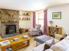 Milne's Brae, cosy, comfortable and centrally located in beautiful Braemar，位于布雷马的酒店