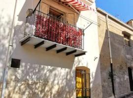 3 bedrooms villa with terrace and wifi at Acquaviva Platani，位于Acquaviva Platani的带停车场的酒店