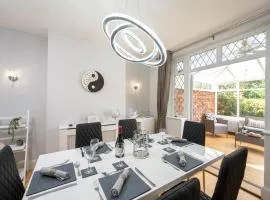 Mulberry House - Luxurious and Modern 4-Bed in Solihull near NEC,JLR, Airport, Resorts World, HS2