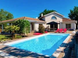 Plaisant villa with pool, close to the beach
