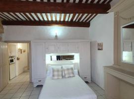 Suite parentale Castillon du Gard，位于卡斯蒂隆迪加尔的住宿加早餐旅馆