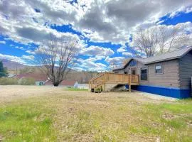 B1 NEW Awesome Tiny Home with AC Mountain Views Minutes to Skiing Hiking Attractions