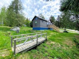 B3 NEW Awesome Tiny Home with AC Mountain Views Minutes to Skiing Hiking Attractions，位于Carroll的小屋