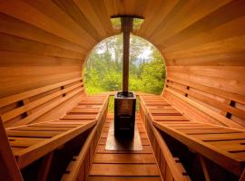 NEW Stunning home with breathtaking views, outdoor cedar sauna, great location，位于法兰克尼亚的酒店