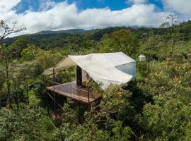 Garza del Sol Glamping Río Celeste Buganvilia，位于San Rafael的豪华帐篷