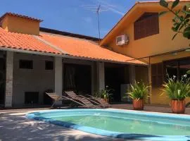 Linda casa com piscina em Bombinhas, espaço inteiro