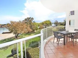 2 BD spacious apartment in Parkyn Parade with water views.