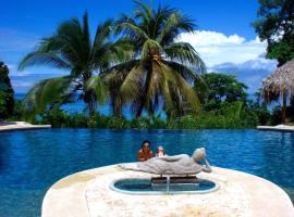 LagunaVista Villas，位于Carate的带泳池的酒店