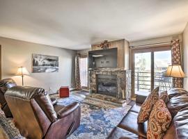 Condo w/ Balcony & Fireplace in Silverthorne!，位于西尔弗索恩的酒店