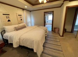 8beds, KING BED, fireplace, & whirlpool Sleeps 12，位于阿马里洛的酒店