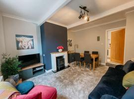 LITTLE RED HOLIDAY HOME - 2 Bed House with Free Parking within West Yorkshire, local access to the Peak District，位于哈利法克斯的酒店