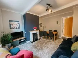 LITTLE RED HOLIDAY HOME - 2 Bed House with Free Parking within West Yorkshire, local access to the Peak District