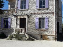 LA MAISON DU DIRECTEUR DE SALIN DE GIRAUD，位于萨林德吉罗的度假屋