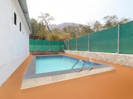 OYO Home 78019 Mountain View Cottages with Pool Lonavala，位于加尔利的酒店