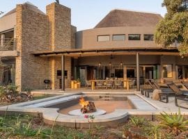 Luxury Villa looking onto Kruger National Park，位于Belfast的带泳池的酒店
