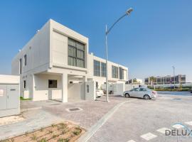 Extensive 3BR Townhouse at Janusia Damac Hills 2 by Deluxe Holiday Homes，位于迪拜的酒店