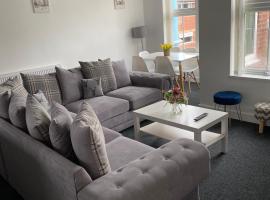 8 Bed 9 Bath Ensuite House with Hot Tub and Free Parking，位于谢菲尔德的酒店