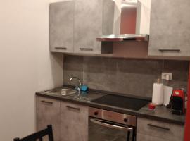 casa serrati(locanda la cascina)camera con bagno privato ma cucina in comune，位于圣朱利亚诺米拉内塞的旅馆