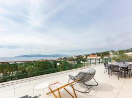 Luxury penthouse breathtaking sea view 200m2 terrace in the Cannes center，位于戛纳的豪华酒店