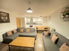 3 Bedrooms double or single beds, 2 PARKING SPACES! WIFI & Smart TV's, Balcony，位于朴次茅斯朴茨茅斯旧船坞附近的酒店