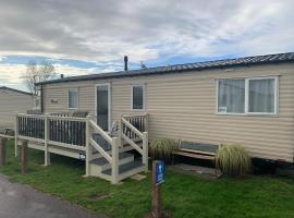 Gold Plus 6 Berth Caravan in NEW BEACH with parking WiFi and decking，位于迪姆彻奇的海滩酒店