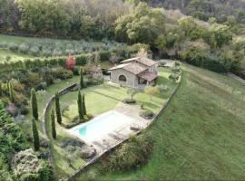 Villa Elisa - Private Pool & AirCo Near Reschio Castle，位于Lugnano的酒店