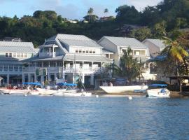 Superb Split Level Waterside Apt, Marigot Bay, St Lucia WI，位于卡斯特里的酒店